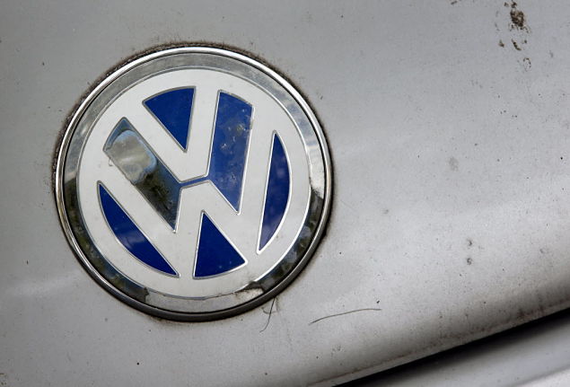 TLogo da Volkswagen em um fusca de ferro-velho em Berlim, Alemanha