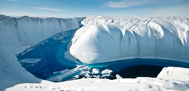 Canal formado por derretimento de gelo na Groenlndia