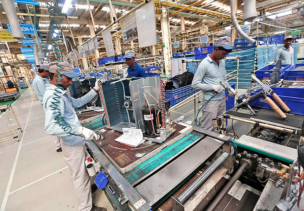 Trabalhadores montam aparelhos de ar-condicionado em uma fbrica Daikin na ndia, em 2014