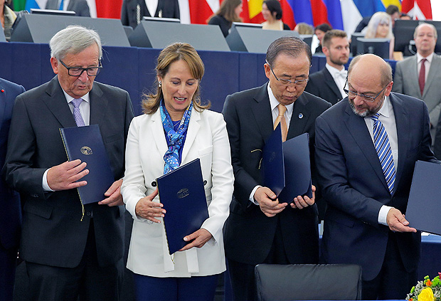 A ministra francesa do Meio Ambiente e presidente da COP21 Sgolne Royal (esq.), o secretrio-geral da ONU, Ban Ki-moon e o presidente do Parlamento Europeu Martin Schulz, durante assinatura do acordo