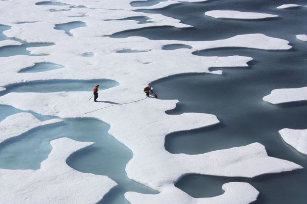Pesquisadores americanos examinam gelo ártico, em Barrow, no Alaska (EUA)
