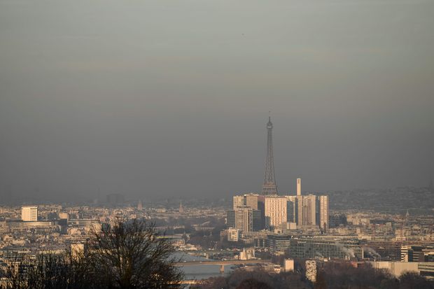 Poluio cerca Torre Eiffel, em Paris, Frana, nesta sexta (16)
