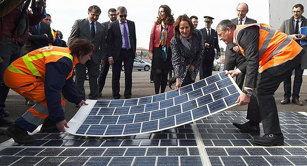 Ministra do Meio Ambiente francesa, Sgolne Royal, na estrada solar em construo em Marselha