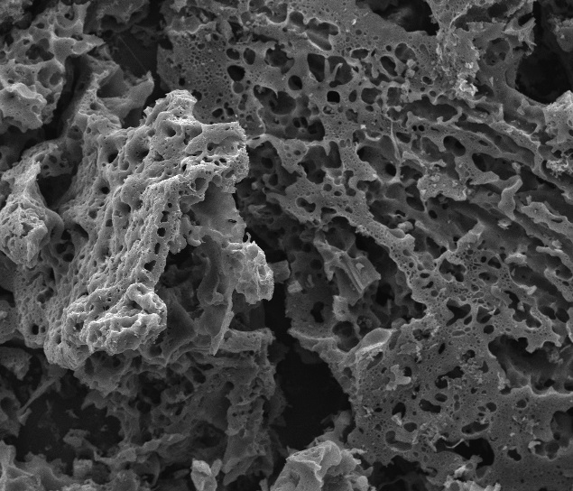 Visão microscópica dos poros em carvão ativo; nessas estruturas é que ficam presas partículas e moléculas filtradas pelo material