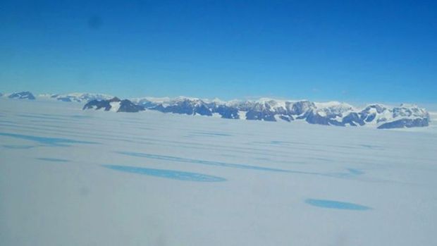 Sobre a superfcie da plataforma gelada Larsen C, so observadas lagoas de gua derretida