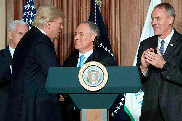 O presidente dos EUA, Donald Trump, com o presidente da EPA, Scott Pruitt, aps assinatura de decreto contra plano ambiental de Obama