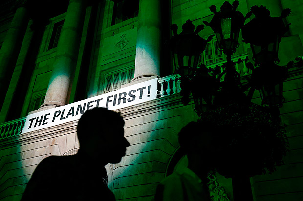 Prefeitura de Barcelona  iluminada de verde em protesto  sada dos EUA do Acordo de Paris