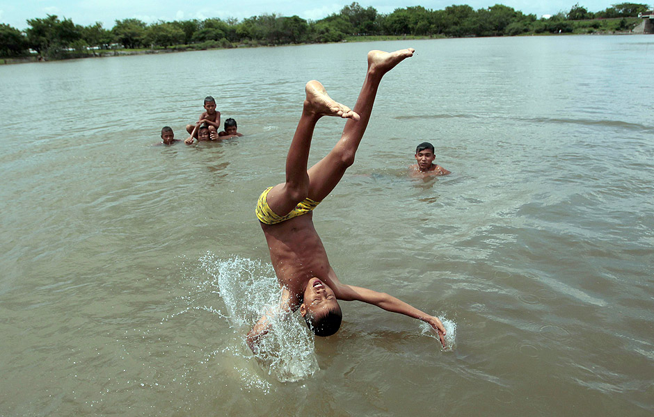Garoto pula nas águas do rádio Lago Xolotlan, na Nicarágua
