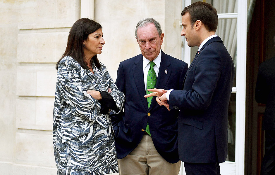O presidente francs Emmanuel Macron (dir.), a prefeita de paris Anne Hidalgo (esq) e o ex-prefeito de Nova York Michael Bloomberg, na sexta (2)