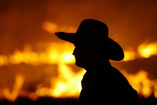 Em 2005, fazendeiro observa incndio em parte da Floresta Amaznica dentro de propriedade privada