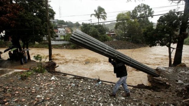 Chuvas fortes provocadas pelo Nate causaram inundaes na Costa Rica.