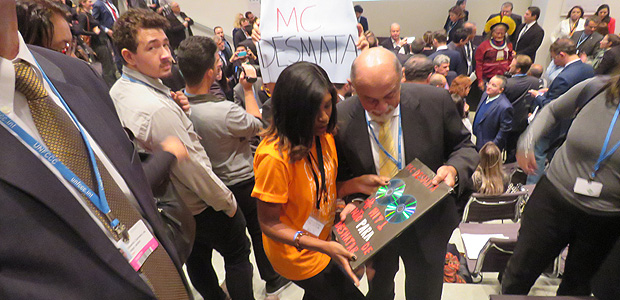 Ativista dá 'disco de platina das emissões de carbono' ao governador do Pará, Simão Jatene