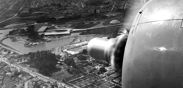 ORG XMIT: 182201_0.tif 1954 Vista area das obras do Parque do Ibirapuera, em So Paulo, observado durante vo de demonstrao da aeronave Convair-340 (motor visto no primeiro plano). (Crdito: 1954/Folhapress) 