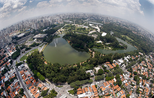 Vista aérea da cidade de São Paulo; ao centro, o parque do Ibirapuera, na zona sul da capital