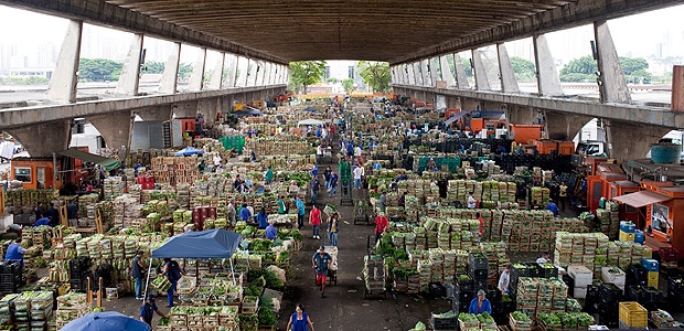 S�O PAULO, SP, BRASIL, 27-03-2012: Pavilh�o de feira de verduras no Ceagesp de S�o Paulo. D(Foto: Lalo de Almeida/Folhapress, COTIDIANO)