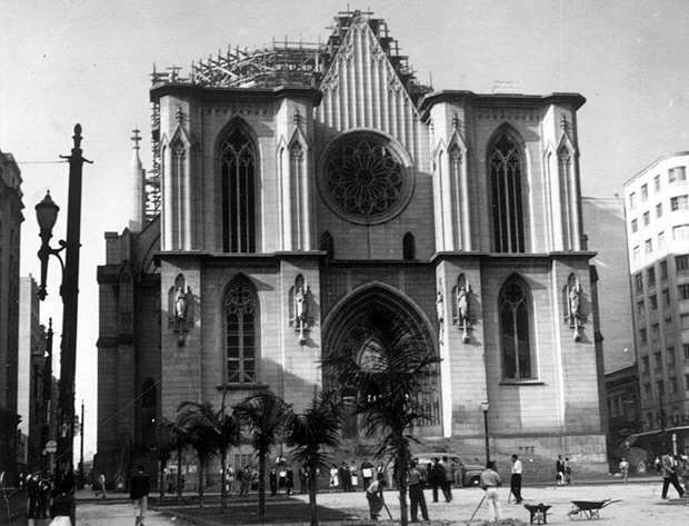 ORG XMIT: 460401_0.tif Fachada da Catedral da Sé, com sua cúpula em construção, em São Paulo (SP). (São Paulo (SP). (São Paulo (SP), 14.11.1952. Foto Acervo UH/Folhapress) 