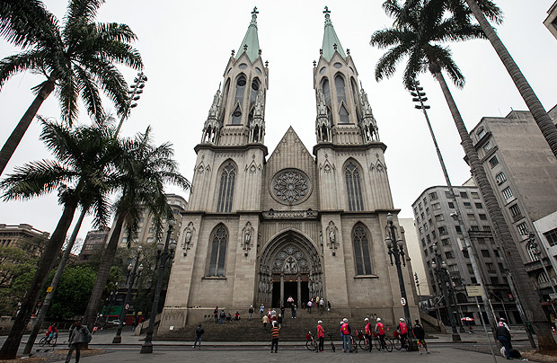 SAO PAULO, SP, 06.09.2015: - Primeira missa realizada na catedral da Se apos a morte de um morador de rua na escadaria. (Foto: Bruno Poletti/Folhapress, FSP-COTIDIANO) ***EXCLUSIVO FOLHA***