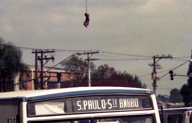 Pênis pendurado em fio da rede de energia elétrica no Capão Redondo, em 1993
