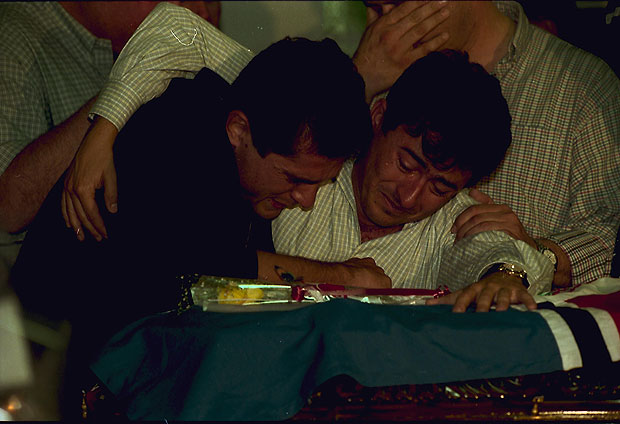 Daniel chora sobre o caixão de João Paulo no dia de seu sepultamento. Credit Luzia Ferreira - 13.set.1997/ Folhapress