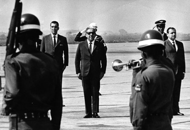 SO PAULO, SO, 14.05.1967 - O presidente Arthur da Costa e Silva (centro), em So Paulo. (Foto: Acervo UH/Folhapress)