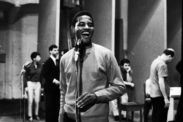 SO PAULO, SP, 1967 - Msica: o cantor Jair Rodrigues, durante gravao do 3 Festival de Msica Popular Brasileira, no teatro Record, em So Paulo. (Foto: Folhapress)