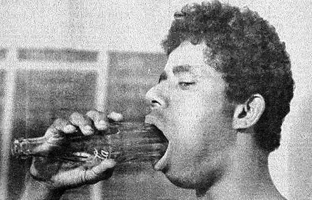 O baiano Isaas Braga dos Santos, o Homem-Avestruz, engole garrafa de refrigerante nos anos 80
