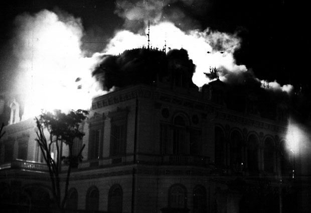 SO PAULO, SP, OUT.1967 - Incndio no palcio Campos Elseos (residncia oficial do governador do Estado). (Foto: Folhapress) 