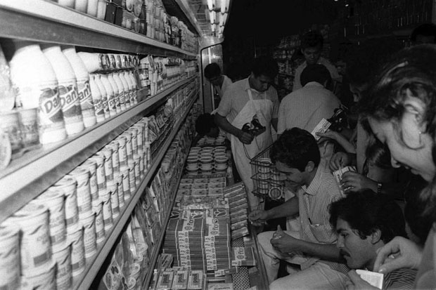 SO PAULO, SP, BRASIL, 06-03-1986: Funcionrios do supermercado Santa Luzia, na alameda Lorena, remarcam preos, de acordo com o Plano Cruzado, lanado em 1 de maro de 1986. (Foto: Jorge Arajo/Folhapress)