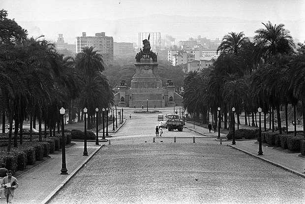 ORG XMIT: 223301_0.tif SÃO PAULO, SP, BRASIL, 14-09-1965: Monumento da Independência em frente ao Museu Paulista da USP, conhecido como Museu do Ipiranga. (Foto: Bosco/Acervo UH/Folhapress - Negativo UH: 28037)