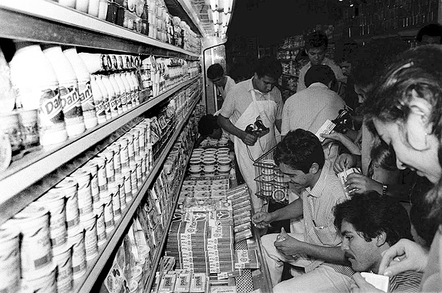 SO PAULO, SP, BRASIL, 06-03-1986: Funcionrios do supermercado Santa Luzia, na alameda Lorena, remarcam preos, de acordo com o Plano Cruzado, lanado em 1 de maro de 1986. (Foto: Jorge Arajo/Folhapress) (Negativo: SP01882-1986)