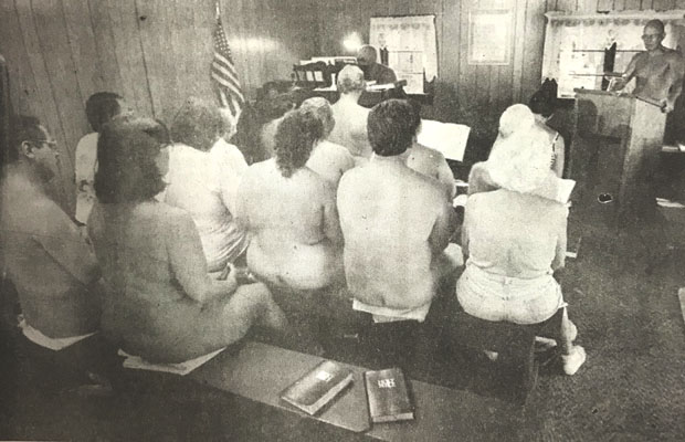 Religiosos participam de culto na Igreja Nudista Cristã, conduzido pelo pastor e fundador do templo, Harry Westcott