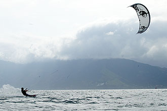 No kitesurf, a prancha e o esportista são movidos pela força do vento com a utilização de uma espécie de pipa presa por cabos
