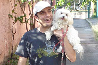 Ator Marcelo Médici e sua cadelinha; ator participa de campanha que pede maior punição a maus-tratos em animais