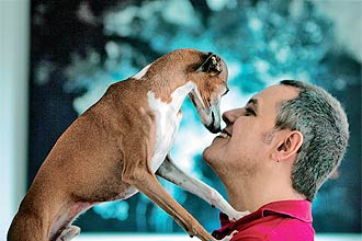 Arquiteto Carlos Fortes, 44, com o greyhound italiano Armani, que no tolera discusses e sai da sala quando algum briga