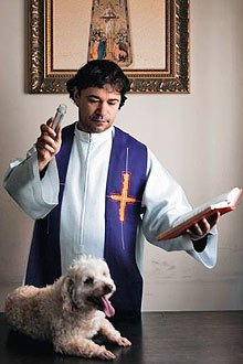 Padre Edinez Paulo da Silva, de Taboão da Serra (SP), benze em casa a poodle Frendy