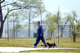 Homem passeia com o cachorro do Parque do Povo, no Itaim Bibi, que dispõe de pistas para caminhada, corrida e ciclismo