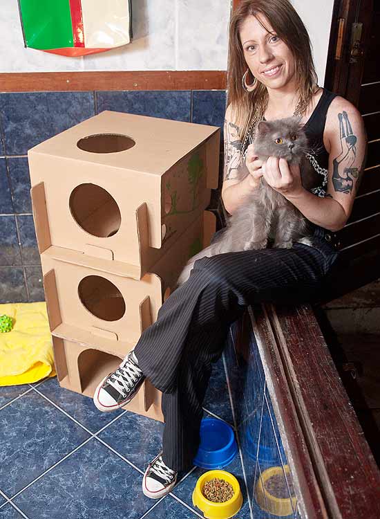 Fernanda Caloni, 33, consultora de moda com sua gata Maria, que ganhou uma casinha de papelo