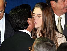 Fernando Collor de Mello beija mulher durante cerimnia de posse