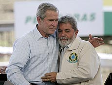 Bush e Lula se abraam no terminal da Transpetro, da Petrobras, em Guarulhos (SP)