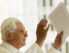 O papa Bento 16 aps discurso na Universidade de Pavia, na Itlia, em abril