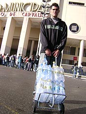 William Costa, 20, vende "gua para ser abenoada" no Pacaembu