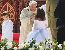 Papa Bento 16 reza a missa de canonização de frei Galvao no Campo de Marte, em SP