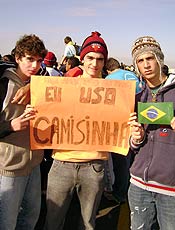 Jovens exibem cartaz com os dizeres: "Eu uso camisinha"<BR>