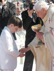 Enzo recebe comunho do papa