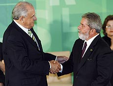 Lula dá posse a Nelson Jobim no Ministério da Defesa com a missão de contornar crise