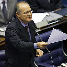Renan lê carta de renúncia à presidência do Senado. Antes de renunciar, ele se licenciou