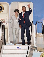 George e Laura Bush desembarcam do Air Force One, em Guarulhos