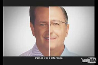 Reprodução da propaganda de Alckmin em que o locutor diz que o tucano está com Serra e Covas e Kassab com Quércia e Pitta