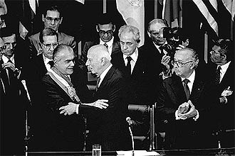 O presidente José Sarney e Ulysses Guimarães cumprimentam-se após a assinatura da promulgação da Constituição de 1988