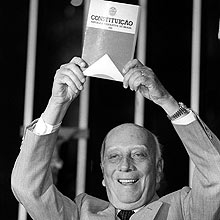 Ulysses Guimarães exibe a nova Constituição Federal de 1988